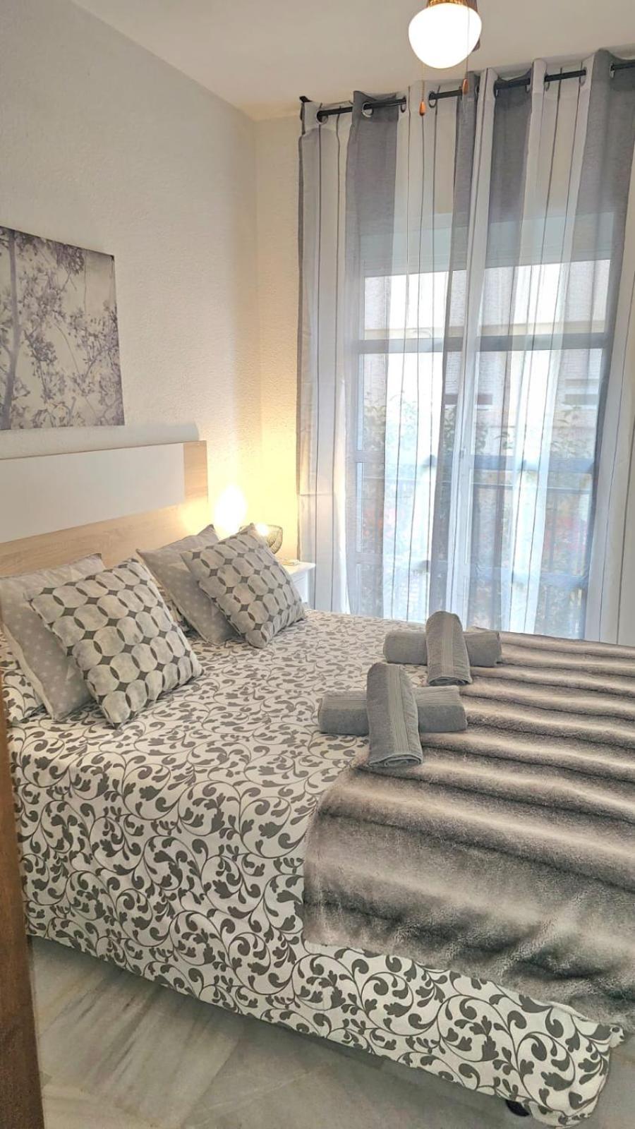 Ideal Holiday Apartment One Bedroom City Center Malaga Ngoại thất bức ảnh